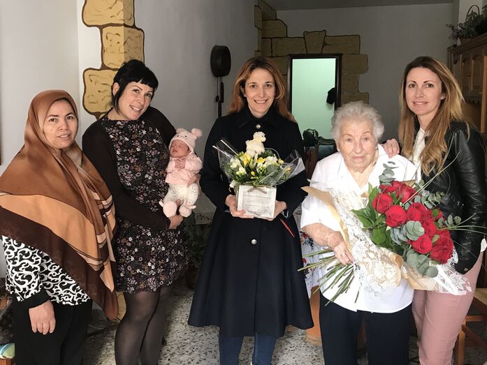 Emociones a flor de piel: Un vídeo junta a la mujer más pequeña y más vieja de Benitatxell