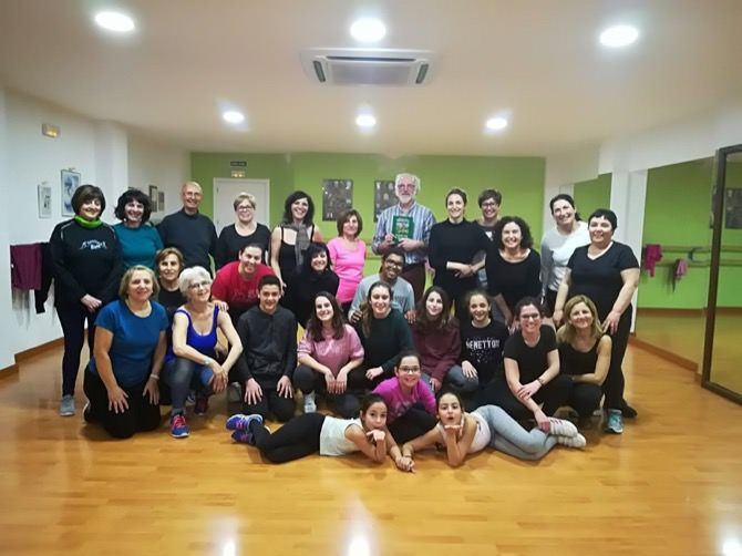 Un  folklorista europeo recopila las danzas del Grup Morro Falquí de Benitatxell