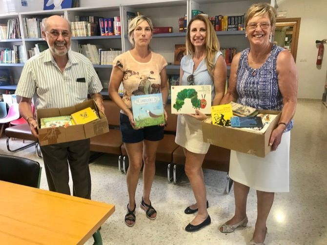 Fotonoticia: Una pareja de residentes británicos dona un lote de libros infantiles  al colegio de Benitatxell