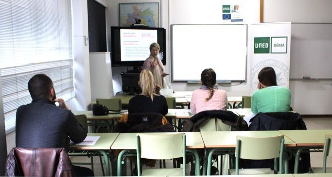 La profesora Carmen Mas imparte en la UNED unos cursos para superar los exámenes