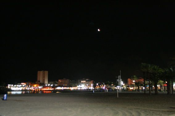 La asociación Astronómica de la Marina Alta y Costa Blanca Astronomica Society organizan en Dénia el día de observación de la Luna