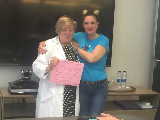 María Ferrer entrega a la doctora Ana Lluch 1.000 euros de la venta de los pintalabios segunda vida