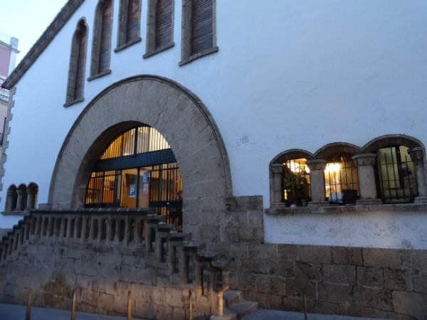 Servicios esperará a que concluyan las obras de la iglesia para pintar el exterior del Mercat Municipal