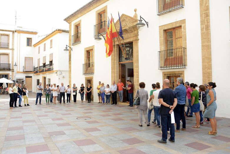 Xàbia guarda un minuto de silencio por los últimos casos de violencia machista y el filicidio de Castellón