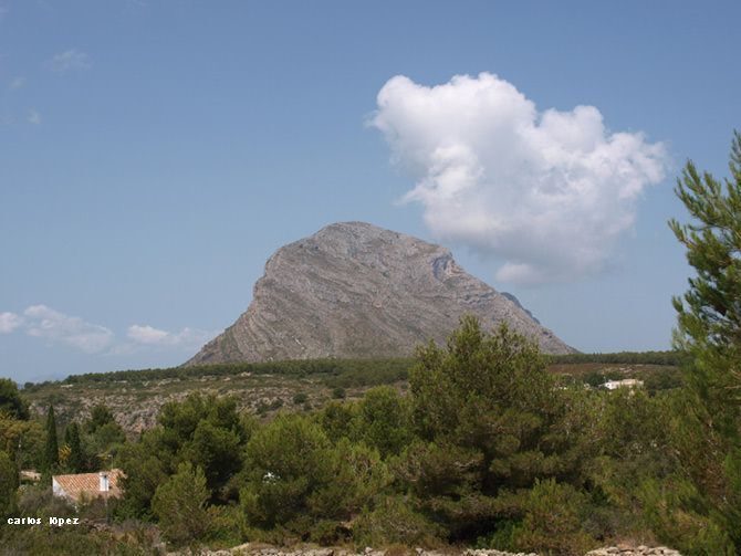 Mano dura en Xàbia: Expediente y posible sanción a un turista por disparar un castillo de fuegos en les Planes