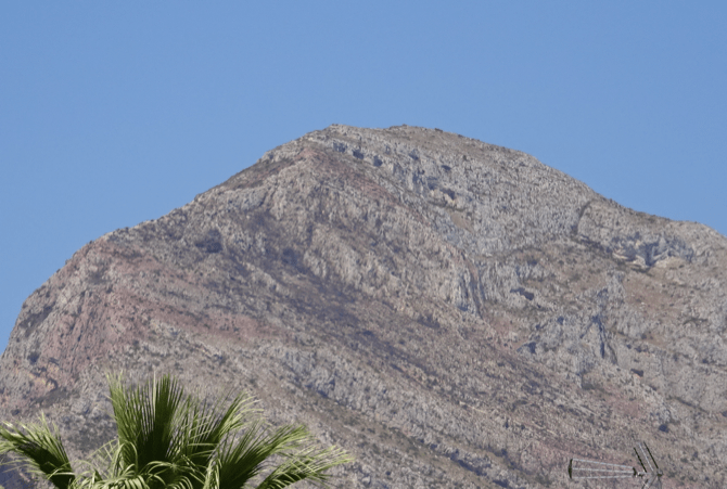 Un avión térmico sobrevuela la zona quemada del Montgó buscando zonas calientes