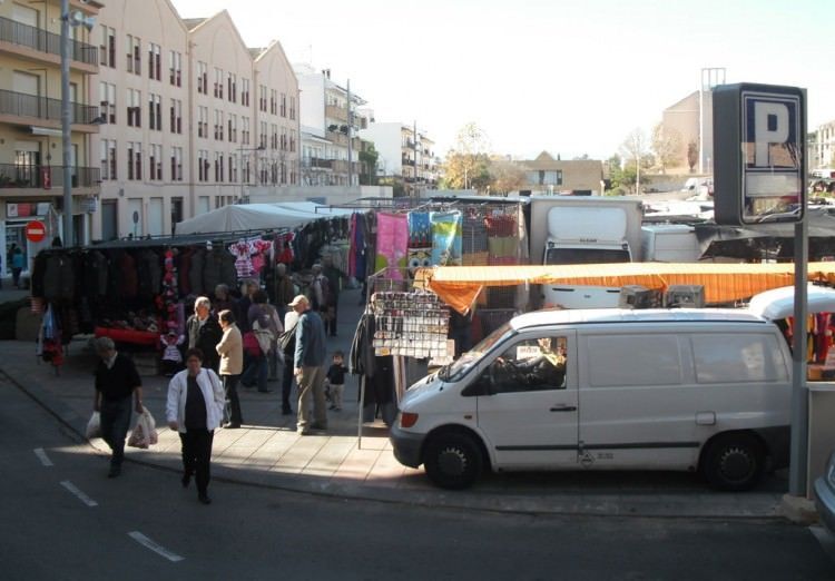 Los puestos de ropa y calzado se turnarán cada quince días en el mercadillo de los jueves