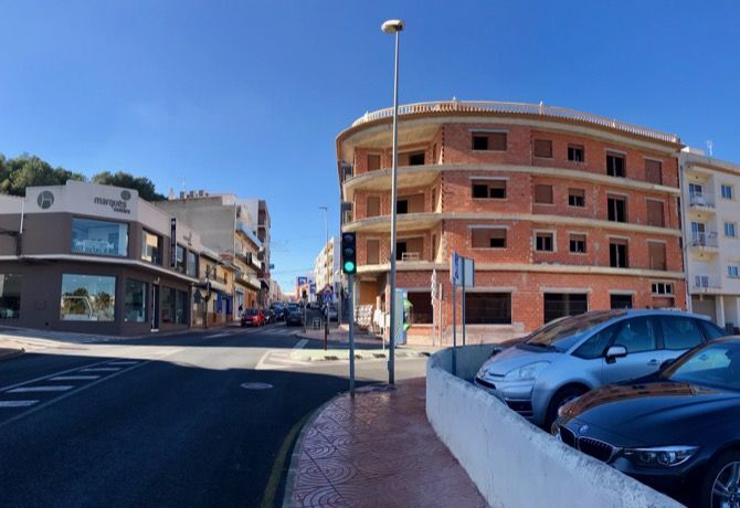 Benitatxell adquiere un edificio a medio terminar en la entrada del pueblo para concentrar allí todas las dependencias municipales