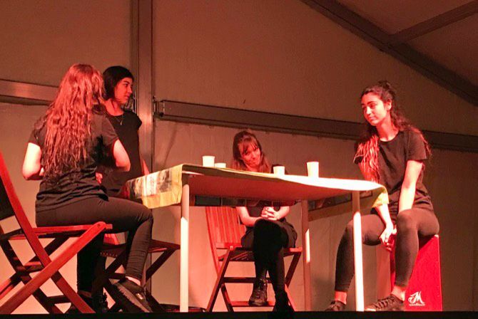 El teatro para criticar los microchamismos cosecha un gran éxito en Benitatxell