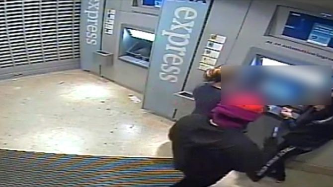 La Guardia Civil de Jávea detiene a un joven que atracó a tres mujeres en un cajero del Arenal de Xàbia