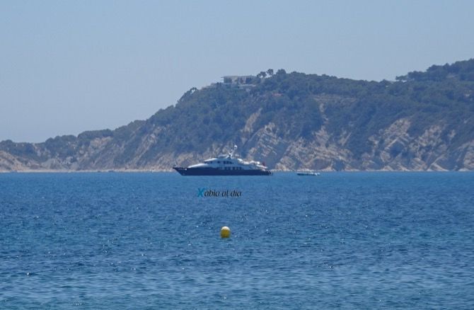 El Paladin, un barco de 48 metros de eslora amarrado en la bahía de Xàbia