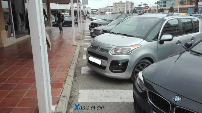 Servicios esperará a después de Pascua para reparar el paso de peatones junto a los bloques comerciales del Arenal