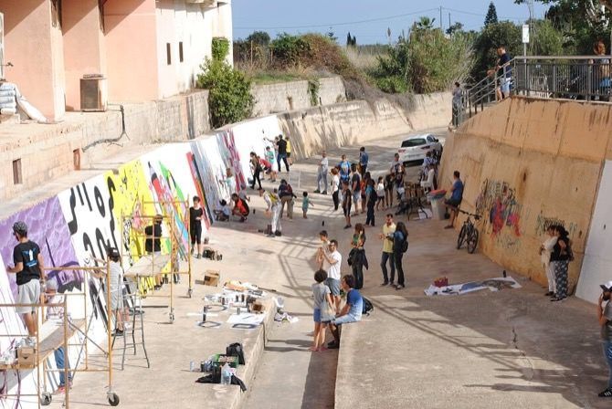 Cerca de 150 jóvenes de Ondara muestran su creatividad sobre los muros del río Alberca