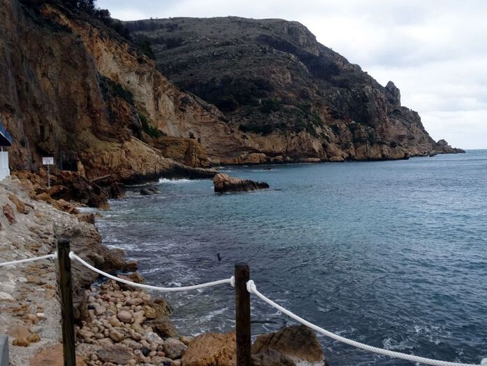 Xàbia pedirá unos informes para ver qué se puede hacer en las calas de Ambolo y el Tangó