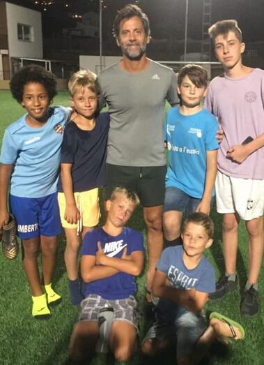 El entrenador de fútbol Quique Sánchez Flores se ejercita en Benitatxell este verano