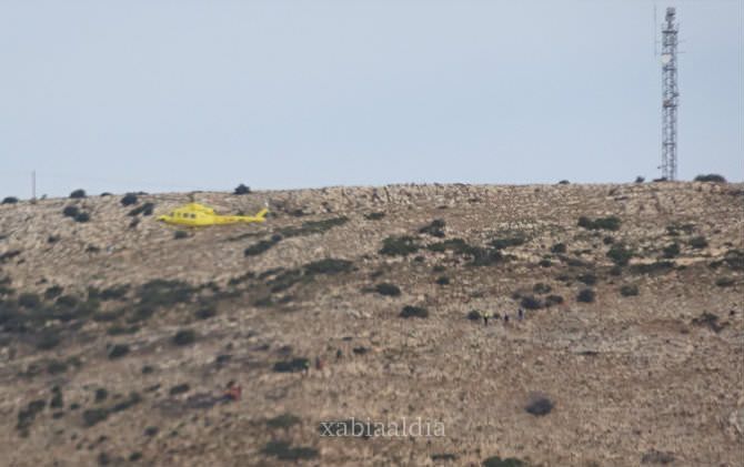 Los bomberos trasladan al Hospital a una senderista tras torcerse el tobillo en la senda del Tangó