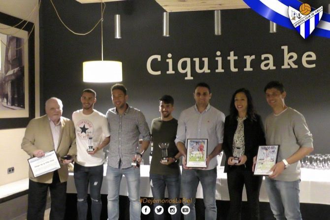 Sandra Castelló recibe un premio como mejor jugadora del Sporting de Huelva