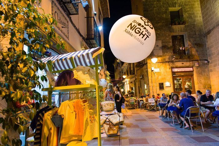 Xàbia Histórica se viste de gala y ofrece descuentos en sus tiendas en la primera shopping night del verano
