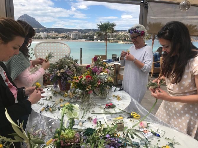La playa del Arenal acoge un taller de arte floral de la mano de Lupe Miñana y Dante Carmassi