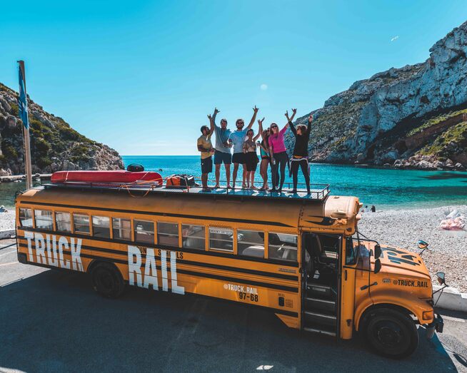 Un empresa de viajes de aire setenteros en autobús escolar elige Xàbia para lanzar su propuesta