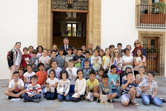 Fotonoticia: los alumnos del Colegio Vicente Tena visitan el Ayuntamiento