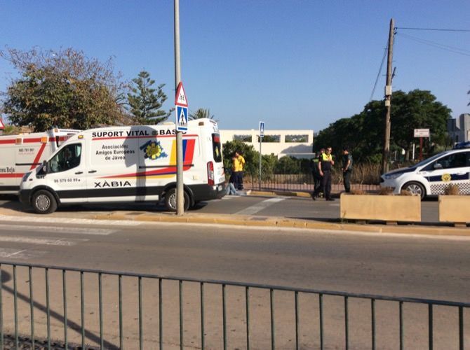 Trasladan al Hospital a un joven accidentado mientras bajaba en monopatín por la avenida Trenc d'Alba