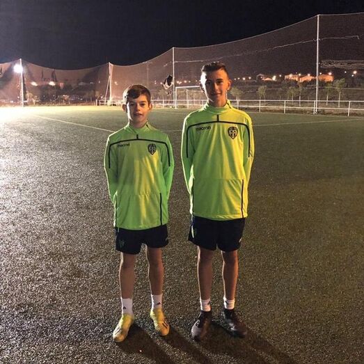 Dos jugadores de la escuela del CD Jávea en Buñol con el Levante