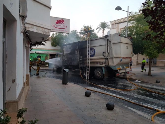 Arde por completo un camión de basura en la plaza Marina Alta