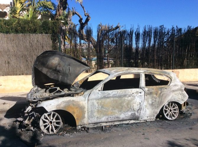 Fotonoticia: Arde un coche en la urbanización Pi Verd