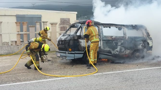 Fotonoticia: Arde, sin su conductor dentro, una furgoneta a la entrada de Xàbia