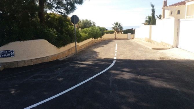 Benitatxell asfalta dos viales de Cumbres del Sol con una subvención de la Diputación