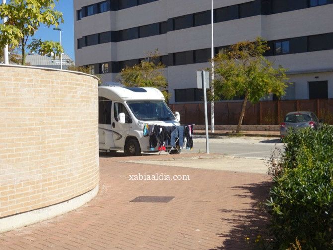 Fotonoticia: Hasta el tendedero de una autocaravana en la vía pública