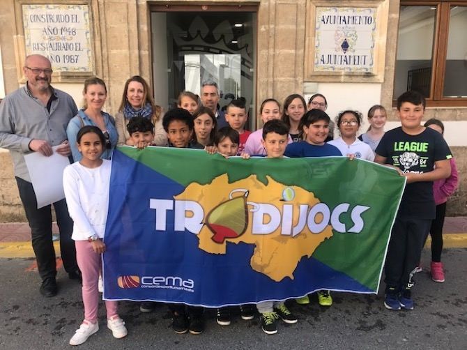 Fotonoticia: La bandera de los Tradijocs llega a Benitatxell
