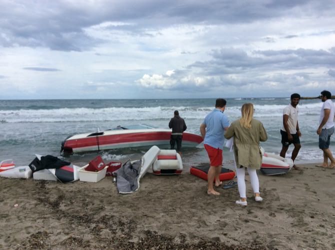 Y ahora el Arenal: una barca acaba embarrancada en la playa
