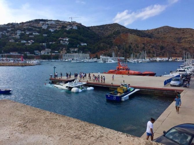 Una jornada completa para recuperar el yate hundido en el Portitxol