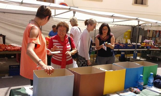 Benitatxell conciencia a los vecinos sobre la importancia de separar en casa y depositar en los contenedores adecuados los residuos