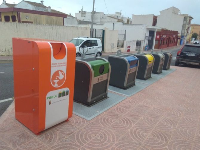 Benitatxell instala contenedores para reciclar el aceite de cocina