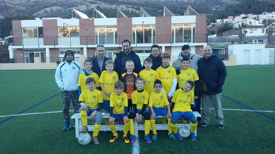 Fotonoticia: Nueva equipación para el equipo de fútbol benjamín A de Benitatxell