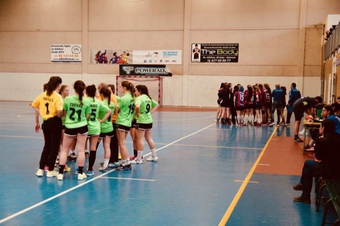El cadete femenino del Handbol Xàbia gana, pero también su rival en la clasificación para la final del sector