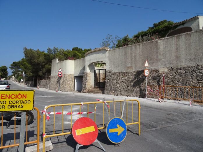 Un autobús queda bloqueado en la carretera de la Guardia de Xàbia y obliga a cortarla