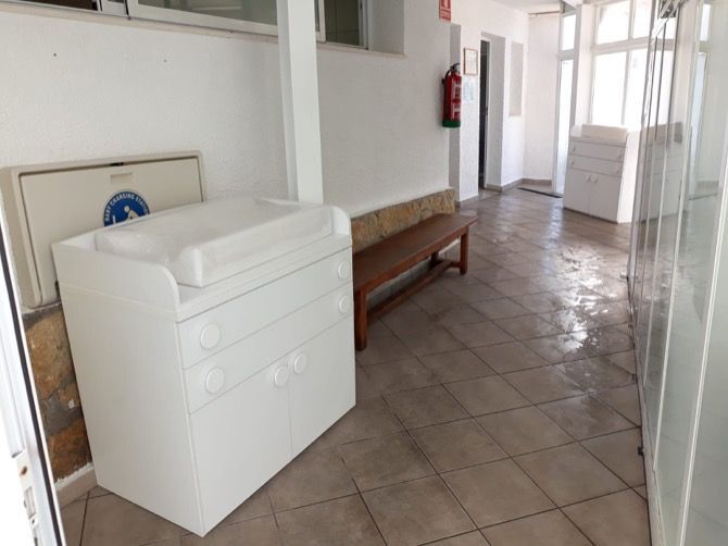 Benitatxell instala cambiadores para bebés en la piscina y el centro de salud