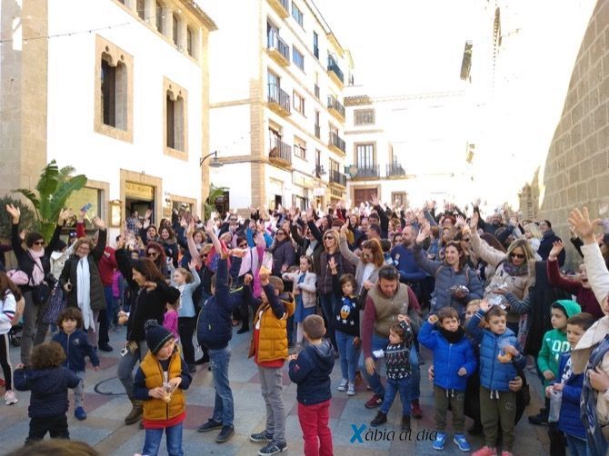 300 personas se comen las mandarinas en las campanadas de Xàbia Histórica