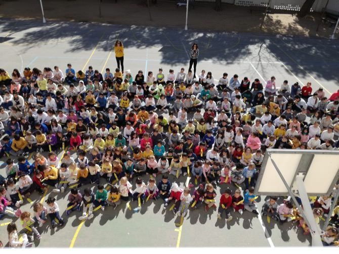 Els alumnes del Vicente Tena celebren el dia internacional dels xiquets amb càncer