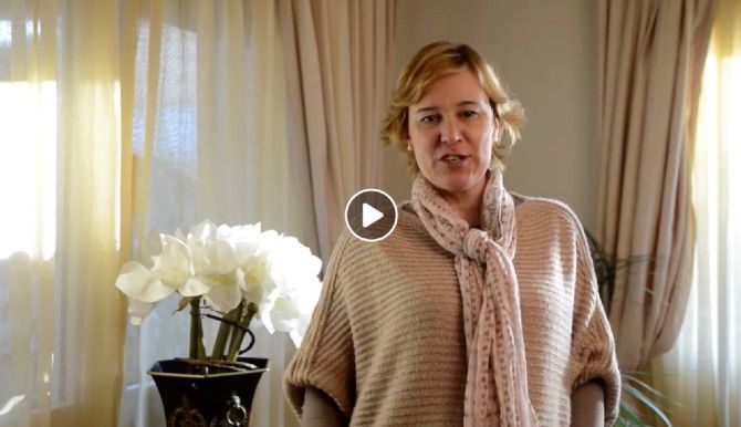 La candidata del PP, Rosa Cardona, felicita la navidad