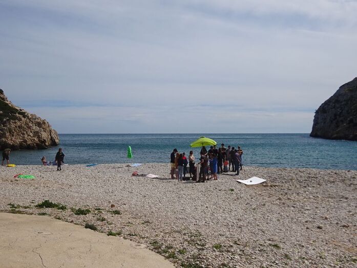 Una empresa especializada en la venta de autocaravanas de Valencia rueda un corto en la Cala Granadella
