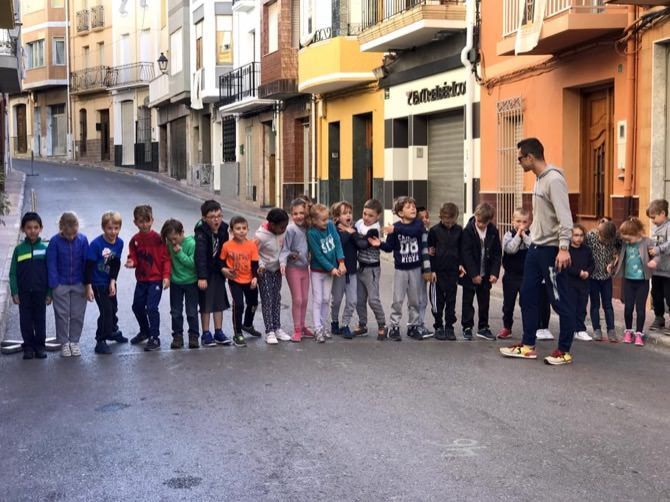 Benitatxell realiza una carrera popular entre escolares por las calles del centro histórico
