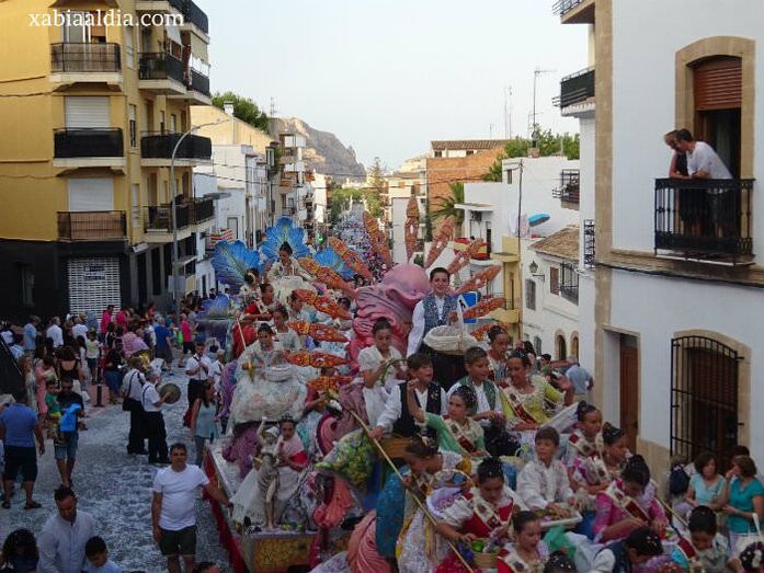El trenet de la Granadella y el reloj para aparcar, la ácida crítica de las peñas de Duanes