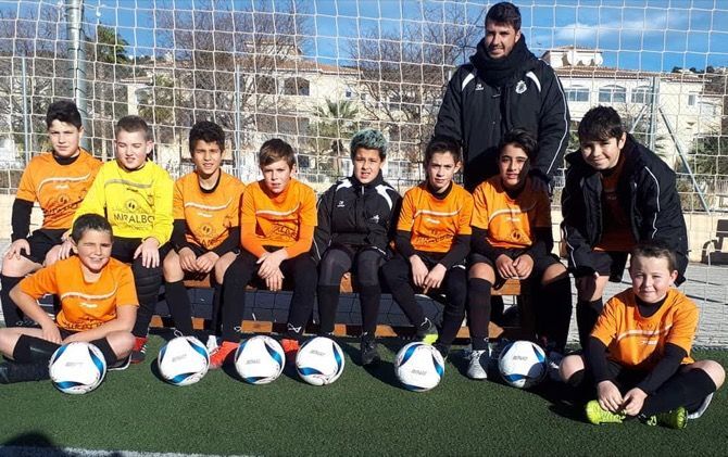 Fotonoticia:  Donan 30 balones de fútbol al Club La Marina de Xàbia