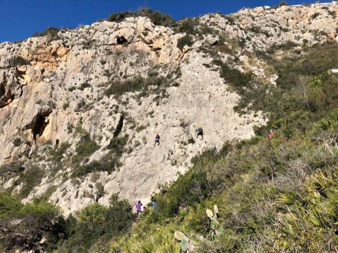 El Centre Excursionista de Xàbia rehabilita 42 vías de escalada en Ambolo