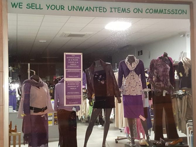 The Original Charity Shop dona 650 euros para ayudar a las mujeres maltratadas de Xàbia